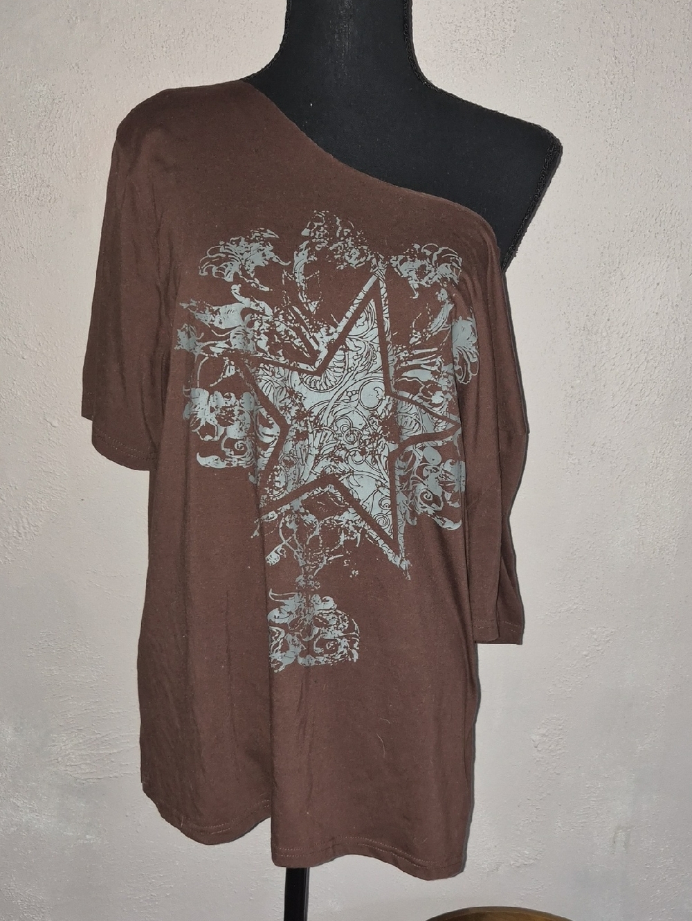 🎒🩷Brown Off-Shoulder Star Graphic Tee